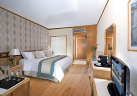 Constantinou Bros Pioneer Beach Hotel