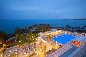 Queen's Bay Hotel