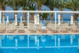 Queen's Bay Hotel