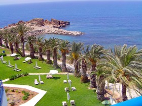 Queen's Bay Hotel