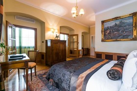Golden Well Hotel