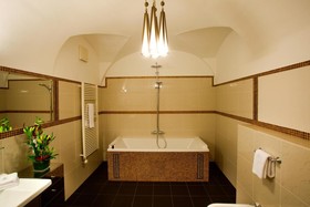 Golden Well Hotel