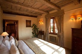 Golden Well Hotel