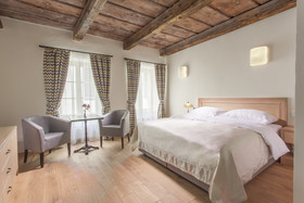 Hotel At The White Lily