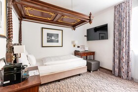 King's Hotel Center