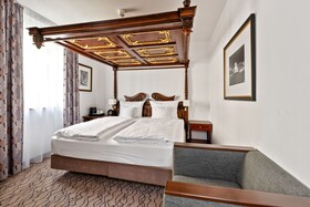 King's Hotel Center