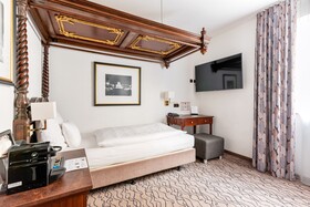 King's Hotel Center