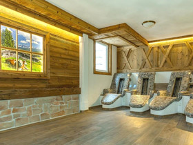 Chalet Unter Weissblauem Himmel