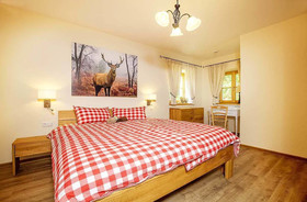 Chalet Unter Weissblauem Himmel