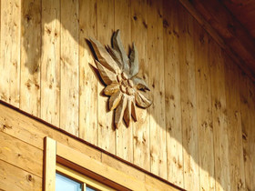 Chalet Unter Weissblauem Himmel