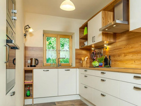 Chalet Unter Weissblauem Himmel
