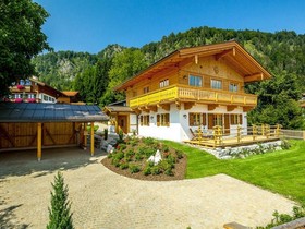 Chalet Unter Weissblauem Himmel