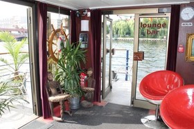 Eastern Comfort - The swimming hostel