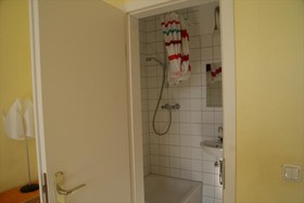 HappyGoLucky Hotel+Hostel