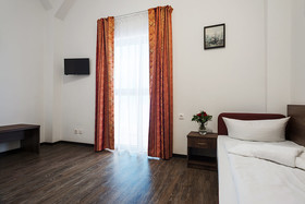 Queen's Garden Hotel