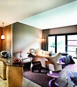 East Hotel & Restaurant