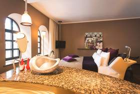 East Hotel & Restaurant