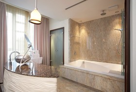 East Hotel & Restaurant