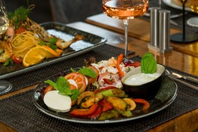 Roca Restaurant And Hotel