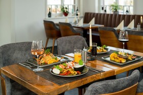 Roca Restaurant And Hotel