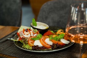 Roca Restaurant And Hotel