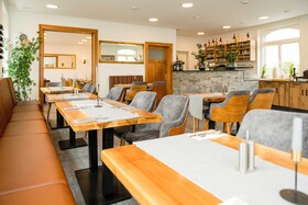 Roca Restaurant And Hotel