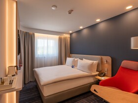 Holiday Inn Express Hamburg South A7 AS42, an IHG Hotel