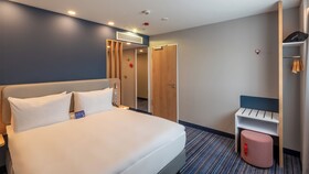 Holiday Inn Express Hamburg South A7 AS42, an IHG Hotel