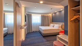 Holiday Inn Express Hamburg South A7 AS42, an IHG Hotel