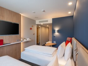 Holiday Inn Express Hamburg South A7 AS42, an IHG Hotel