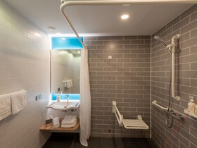 Holiday Inn Express Hamburg South A7 AS42, an IHG Hotel