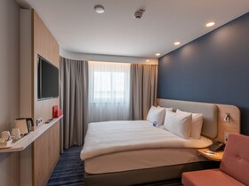 Holiday Inn Express Hamburg South A7 AS42, an IHG Hotel