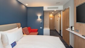 Holiday Inn Express Hamburg South A7 AS42, an IHG Hotel