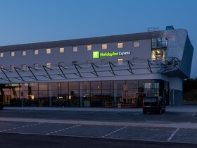 Holiday Inn Express Hamburg South A7 AS42, an IHG Hotel