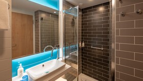Holiday Inn Express Hamburg South A7 AS42, an IHG Hotel