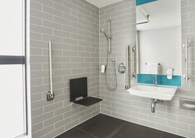 Holiday Inn Express Hamburg South A7 AS42, an IHG Hotel