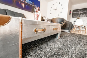 Deluxe Downtown Apartment