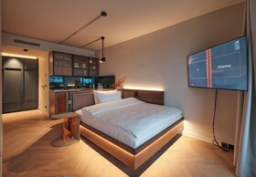 The Zipper Hotel And Apartments