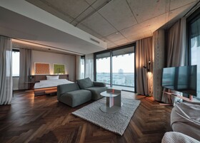 The Zipper Hotel And Apartments