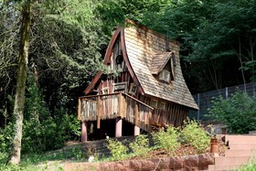 Kurhaus Trifels Hexenhauschen am Waldrand