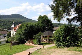 Kurhaus Trifels Hexenhauschen am Waldrand