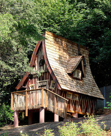 Kurhaus Trifels Hexenhauschen am Waldrand