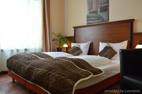 City Hotel West