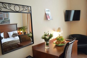 City Hotel West