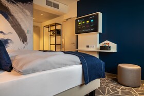 Holiday Inn - the niu, Ridge Halle Central Station