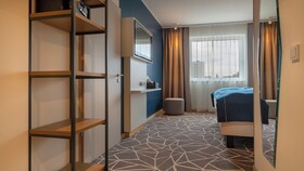 Holiday Inn - the niu, Ridge Halle Central Station