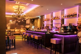 Zi Hotel & Lounge