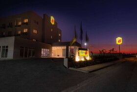 Super 8 by Wyndham Manzanillo