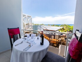 Skylight Suites Restaurant Bar