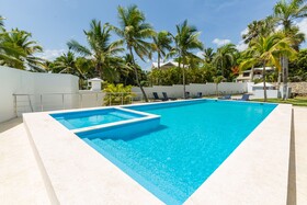 Skylight Suites Restaurant Bar